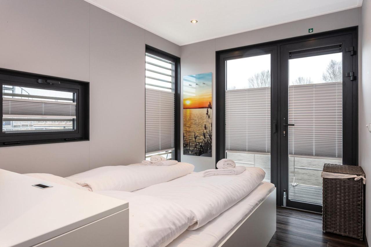 Welcome In - Houseboat 'Elysium' Met Eigen Aanlegsteiger Sneek - Offingawier Εξωτερικό φωτογραφία