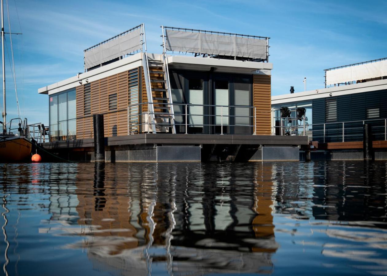 Welcome In - Houseboat 'Elysium' Met Eigen Aanlegsteiger Sneek - Offingawier Εξωτερικό φωτογραφία