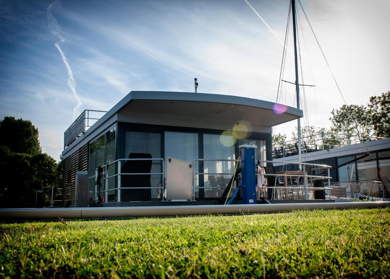 Welcome In - Houseboat 'Elysium' Met Eigen Aanlegsteiger Sneek - Offingawier Εξωτερικό φωτογραφία