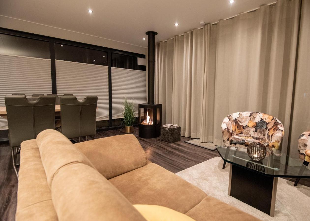 Welcome In - Houseboat 'Elysium' Met Eigen Aanlegsteiger Sneek - Offingawier Εξωτερικό φωτογραφία